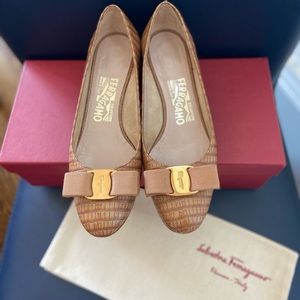 Salvatore Ferragamo Vara Bow Pump Shoe - size 5.5